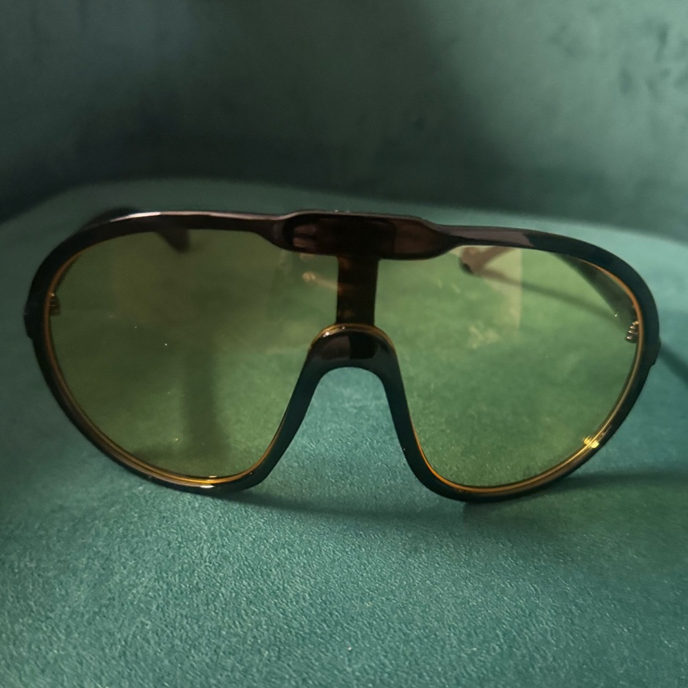 New black fashion sunglasseses .